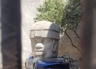 Aparece Cabeza Olmeca aplastando un Tesla en CDMX.