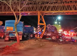 Al borde del colapso puente peatonal que fue impactado por un tráiler