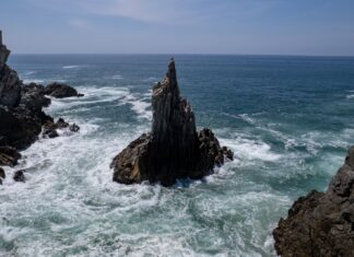 El “dedo de Dios” apunta al cielo desde esta playa de Michoacán