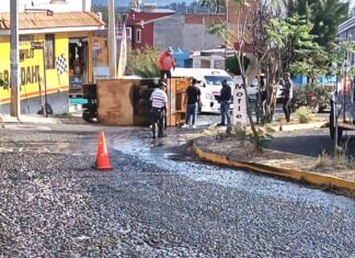 Máquina reparadora de baches vuelca tras caer en uno en Tarímbaro