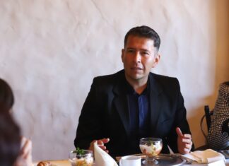 Maestro de Charapan es reconocido por rescate de tradiciones y cultura