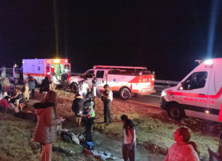 Tráiler choca contra autobús de turismo en la México-Guadalajara; hay 12 heridos