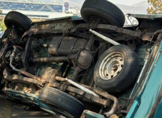 Vuelca Camioneta en Altozano, Morelia: Solo Daños Materiales