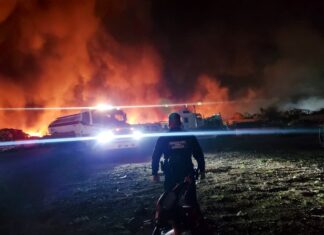 Más de 100 vehículos afectados tras incendio en corralón en Uruapan | VIDEO