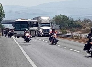 Normalistas bloquean la Morelia-Pátzcuaro, roban combustible a dos vehículos y se retiran