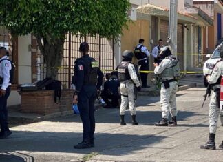 Le disparan y golpean al llegar a su casa para asaltarlo en Morelia