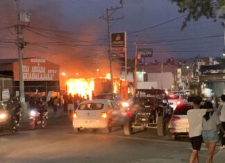 Arde negocio de pollos sobre avenida Torreón Nuevo de Morelia; se presume fue provocado