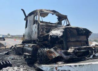 Se registra incendio de un tractocamión en la autopista a Morelia en Zapotlán del Rey