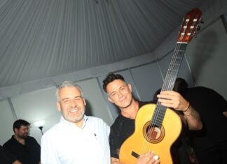 Regaló Bedolla guitarra de Paracho a Alejandro Sanz