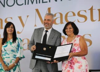 Con ustedes todo, sin ustedes nada: Bedolla a maestros