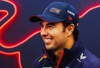Checo Pérez da sus primeras palabras tras renovación de contrato con Red Bull y Paty Cantú reacciona: «Dalo todo paisano»