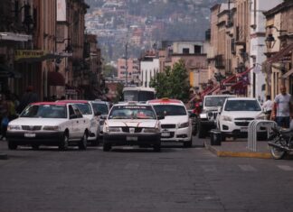 Taxistas Bloquean Plaza Valladolid y Avenida Madero en Protesta por Presunto Hostigamiento de Policías de Tránsito