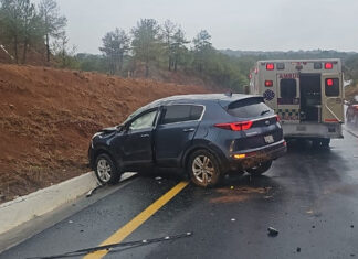 Vuelca Camioneta en la Siglo XXI; Mujer Resulta Herida