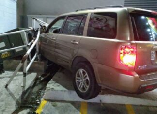 Michoacán: Mueren dos motociclistas prensados tras ser embestidos por camioneta en Apatzingán