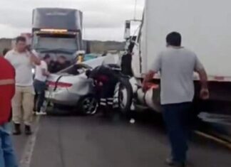 Michoacán: Matrimonio muere tras choque contra tráiler; sus 2 hijos resultaron heridos