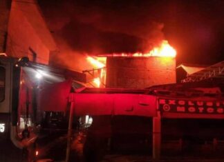 Incendio en el mercado «Ignacio López Rayón» de Apatzingán provoca cuantiosos daños