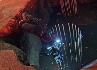 Motociclistas caen a una zanja de obra del teleférico en Uruapan