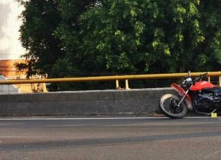 Muere motociclista al caer de puente del periférico de Morelia