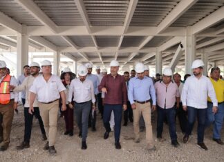 Supervisan Bedolla y Zoé Robledo avances del nuevo hospital comunitario de Maruata