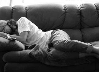 Ladrón entra a una casa a robar y se queda dormido en la sala… ¡le ganó el sueño!