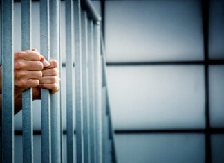 A proceso, mujer que golpeó con bat a abuelita comerciante en Quiroga