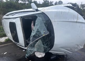 Resultan lesionadas 2 personas en volcadura de una camioneta en la carretera Morelia-Quiroga