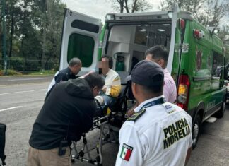 Oficiales de Policía Morelia brindaron apoyo médico a mujer involucrada en accidente automovilístico en Av. Camelinas