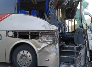 Chocan autobús de turismo y un tráiler en la Siglo XXI; se reportan 7 lesionados