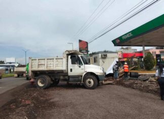 Camión tipo volteo se accidenta en las inmediaciones de Villas del Pedregal