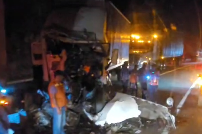 Fuerte-choque-por-alcance-entre-dos-traileres-en-la-Siglo-XXI-deja-uno-de-los-choferes-herido