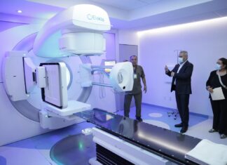 Conoce Bedolla equipo avanzado contra el cáncer que será instalado en Michoacán