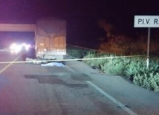 Muere motociclista tras impactarse con tráiler en la Siglo 21