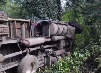 VIDEO | Chofer de Camión de Carga Queda Prensado Tras Accidente en Carretera Uruapan-Los Reyes