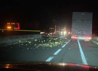 Tráiler se estrella contra muro de contención en la autopista Pátzcuaro-Cuitzeo; solo daños materiales