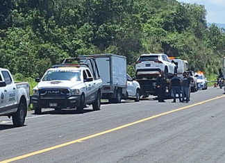 Atacan a repartidores de mariscos en intento de asalto en la carretera Uruapan-Siglo XXI