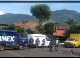 Familia Desaparece en Chilchota; Familiares Bloquean Carretera Exigiendo su Aparición