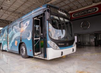 Dona Mercedes Benz al DIF Michoacán autobús para ludo biblioteca móvil
