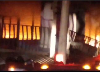 Incendio arrasa con zapatería en Lázaro Cárdenas; no se reportan heridos