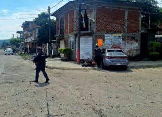 Sicarios motorizados ejecutan a un automovilista en Uruapan; un transeúnte herido por bala perdida