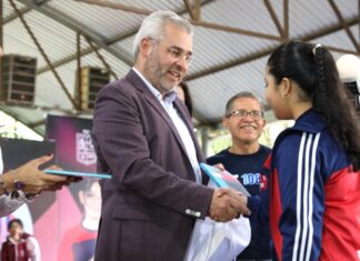 Arranca Bedolla entrega de tenis a estudiantes de secundaria