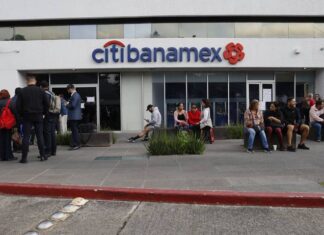 ¡Ni aunque tomen bancos! La SEE no reconoce a maestros eventuales y no habrá pago