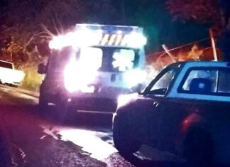 Mujer fallece al accidentarse en su motocicleta, en Ziracuaretiro