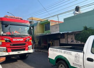 Bomberos sofocan incendio en taquería de Villa Universidad en Morelia; solo hay daños materiales