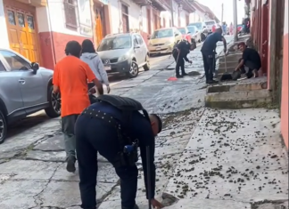 VIRAL: Marihuana queda regada en calles de Pátzcuaro tras persecución policial; hombre intenta recogerla