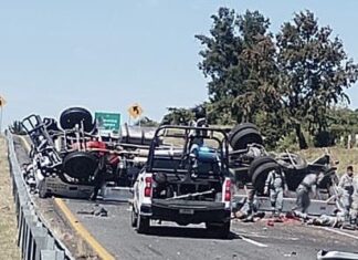 Volcadura de vehículo de la Guardia Nacional deja dos oficiales muertos en Michoacán