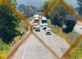 Normalistas se acercan en varios autobuses a Morelia; por precaución, blindan edificios de la ciudad
