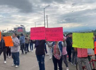 Padres de Familia Cierran Acceso a Villas del Pedregal en Protesta por Falta de Maestros y Condiciones Dignas en Secundaria