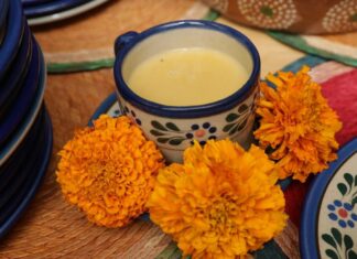Atole de cempasúchil, tradición de muertos que disfrutan los vivos en Michoacán