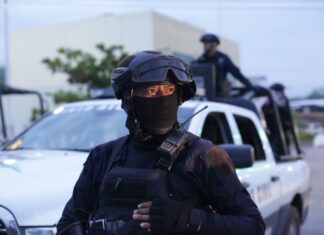 Atienden servicios de emergencia explosión de cohetes en cortejo fúnebre en Tacámbaro