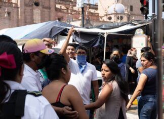 FNLS mantiene bloqueo en Avenida Madero tras detención de ambulante en el Centro Histórico de Morelia